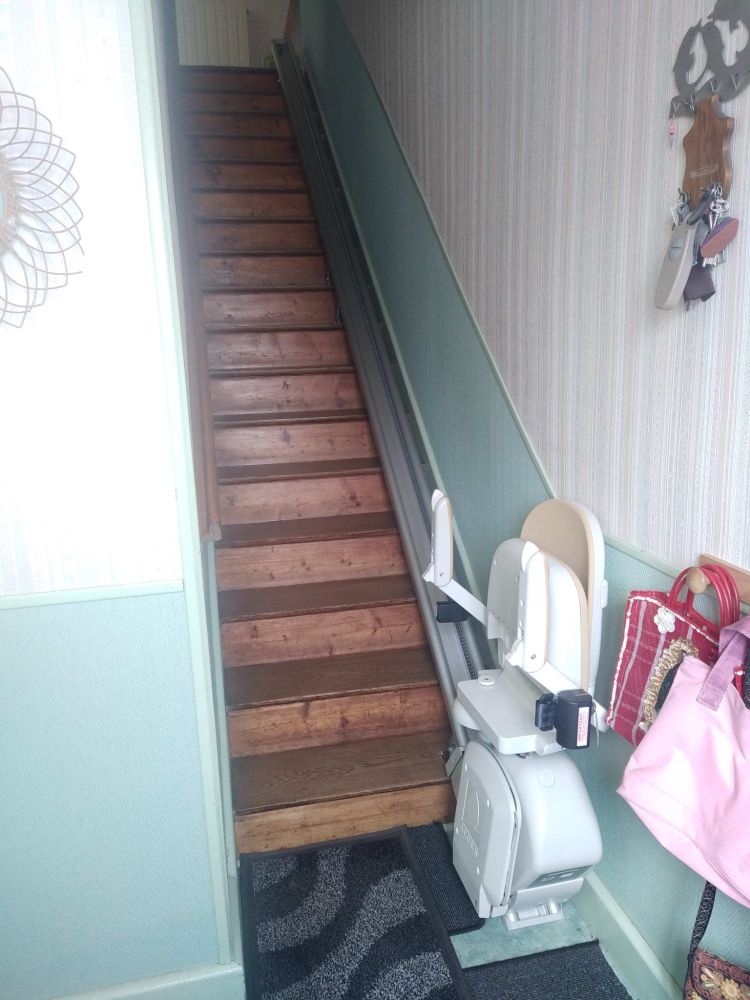 Installation à Jeuxey (Vosges) d’un monte-escalier droit ACORN A130